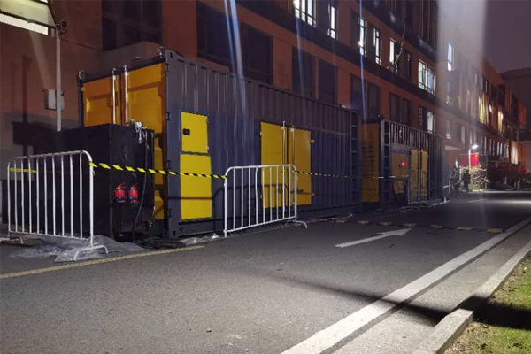 保定柴油发电机组的输出电压是如何调节的？